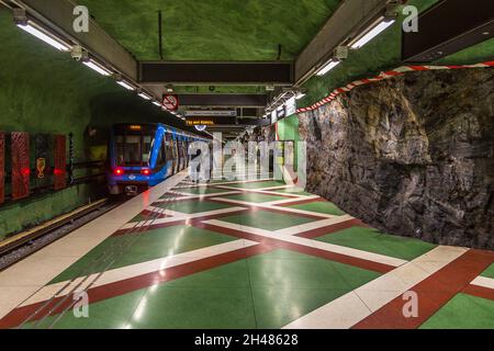 Stoccolma, Svezia - 29 maggio 2016: Treno moderno sulla stazione della metropolitana di Kungstradgarden, scolpito dalla roccia. Pareti verdi. Foto Stock