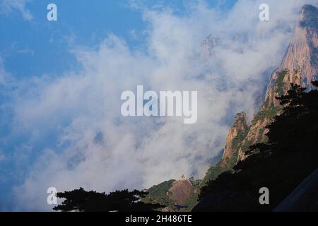 Una vista dinamica delle nuvole bianche che circondano una montagna di granito. Paesaggio del Monte Huangshan (montagna gialla). Sito patrimonio dell'umanità dell'UNESCO. Anhui Provincial Foto Stock