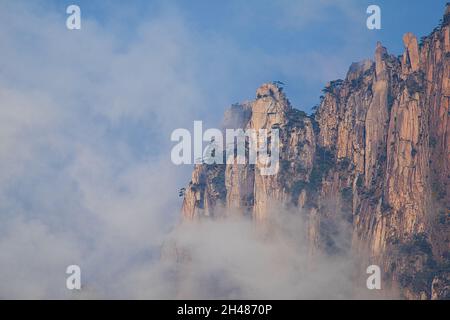 Una vista dinamica delle nuvole bianche che circondano una montagna di granito. Paesaggio del Monte Huangshan (montagna gialla). Sito patrimonio dell'umanità dell'UNESCO. Anhui Provincial Foto Stock