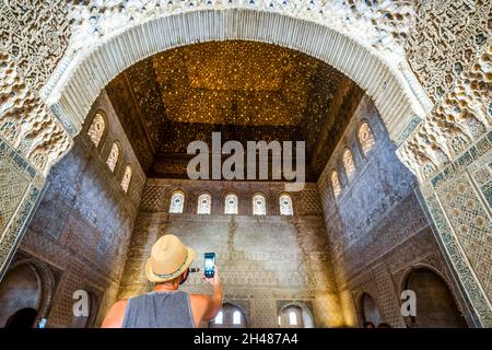 Interni arabi del complesso del palazzo Nasrid dell'Alhambra a Granada, Andalusia, Spagna Foto Stock