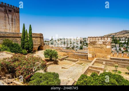 Il complesso del palazzo dell'Alhambra in primo piano e la città di Granada in background, Andalusia, Spagna Foto Stock