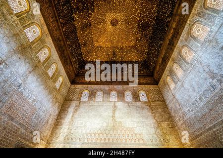 Interni arabi del complesso del palazzo Nasrid dell'Alhambra a Granada, Andalusia, Spagna Foto Stock