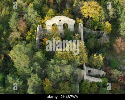 VISTA AEREA. Costruzione in rovine essendo sopravcresciuto dalla vegetazione in autunno. Ville-sous-la-Ferté, Aube, Grand Est, Francia. Foto Stock