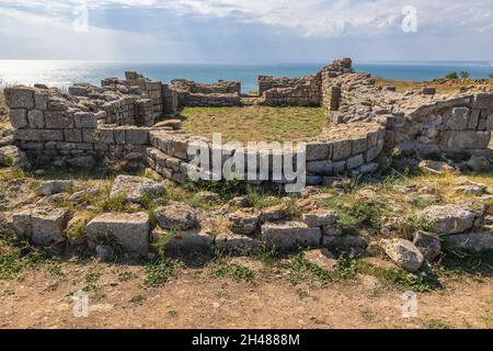 Rovine di antico forte sul Capo Kaliakra nella regione meridionale di Dobruja della costa settentrionale bulgara del Mar Nero Foto Stock