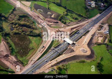 Vista aerea di un nuovo raccordo autostradale in costruzione sulla M55 a nord-ovest di Preston, West Lancashire, Northern England UK Foto Stock