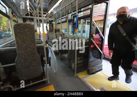 Le persone indossano una maschera protettiva mentre viaggiano con i mezzi pubblici (autobus) a Sofia, Bulgaria, il 01 novembre 2021 Foto Stock