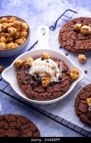 Biscotti giganti al cioccolato con gelato Foto Stock