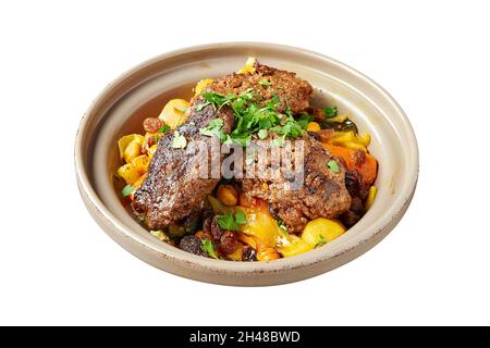 Primo piano di Morroccan Kofte Couscous. Isolato su bianco con tracciato di ritaglio Foto Stock