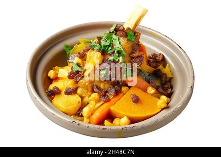 Primo piano di Morroccan Couscous agnello. Isolato su bianco con tracciato di ritaglio Foto Stock