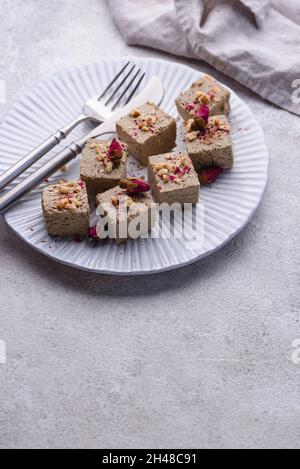 Halva con petalo di rosa e noci. Foto Stock