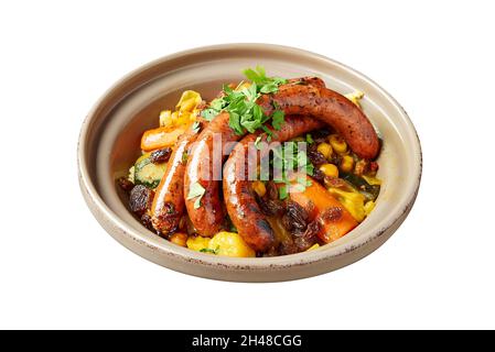 Primo piano di Morroccan merguez Couscous. Isolato su bianco con tracciato di ritaglio Foto Stock