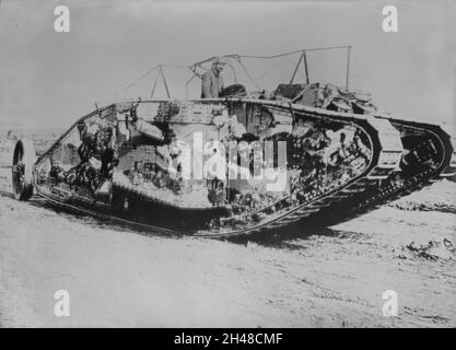 Una foto d'epoca datata 15 settembre 1916 di un carro armato britannico Mark 1 durante la battaglia di Flers-Courcelette sul fronte occidentale nella Somme Francia. Fu qui che le forze britanniche usavano per la prima volta i carri armati. Il carro armato Mark 1 era armato con quattro Vickers e una mitragliatrice Hotchkiss Foto Stock