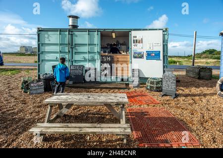 Dungeness, 30 ottobre 2021: Pesca capanna sulla spiaggia di ghiaia a Dungeness nel Kent Foto Stock