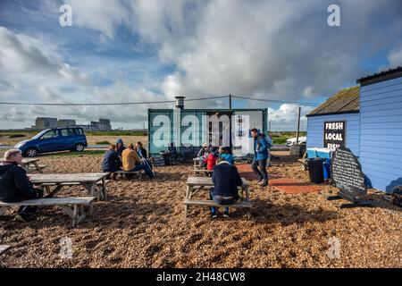 Dungeness, 30 ottobre 2021: Pesca capanna sulla spiaggia di ghiaia a Dungeness nel Kent Foto Stock