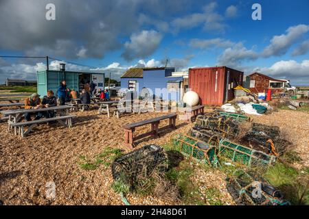 Dungeness, 30 ottobre 2021: Pesca capanna sulla spiaggia di ghiaia a Dungeness nel Kent Foto Stock