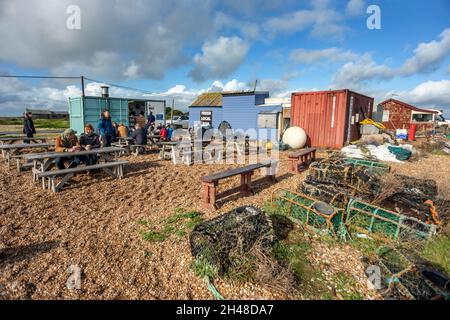 Dungeness, 30 ottobre 2021: Pesca capanna sulla spiaggia di ghiaia a Dungeness nel Kent Foto Stock