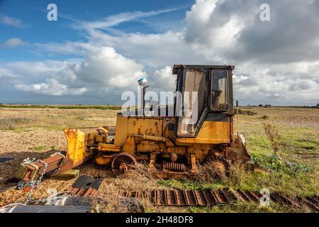 Dungeness, 30 ottobre 2021: Macchine abbandonate sulla spiaggia di ghiaia a Dungeness nel Kent Foto Stock