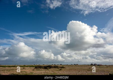 Dungeness, 30 ottobre 2021: La spiaggia di ghiaia a Dungeness nel Kent Foto Stock