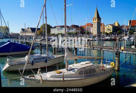 Un bellissimo porto turistico dell'isola di Lindau sul lago di Costanza in Germania Foto Stock