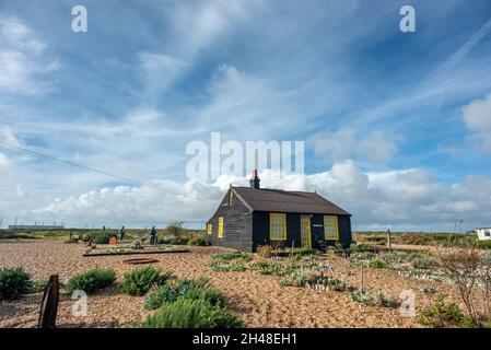 Dungeness, 30 ottobre 2021: La casa defunto di Derek Jarman, Prospect Cottage sulla spiaggia di ghiaia a Dungeness nel Kent Foto Stock