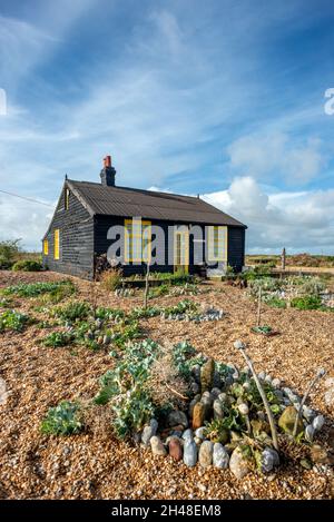 Dungeness, 30 ottobre 2021: La casa defunto di Derek Jarman, Prospect Cottage sulla spiaggia di ghiaia a Dungeness nel Kent Foto Stock