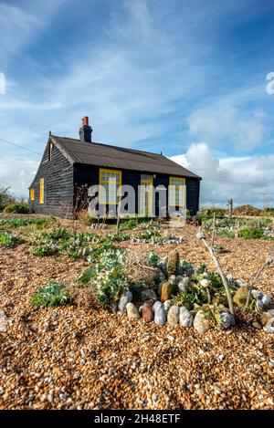 Dungeness, 30 ottobre 2021: La casa defunto di Derek Jarman, Prospect Cottage sulla spiaggia di ghiaia a Dungeness nel Kent Foto Stock