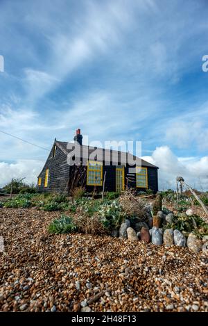 Dungeness, 30 ottobre 2021: La casa defunto di Derek Jarman, Prospect Cottage sulla spiaggia di ghiaia a Dungeness nel Kent Foto Stock