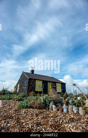 Dungeness, 30 ottobre 2021: La casa defunto di Derek Jarman, Prospect Cottage sulla spiaggia di ghiaia a Dungeness nel Kent Foto Stock