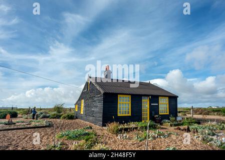 Dungeness, 30 ottobre 2021: La casa defunto di Derek Jarman, Prospect Cottage sulla spiaggia di ghiaia a Dungeness nel Kent Foto Stock