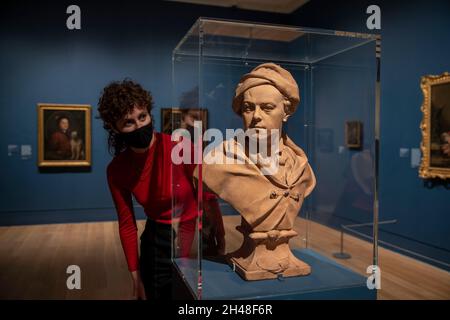 spettacoli pic: Hogarth ed Europe Exhibition alla Tate Britain di Londra visto qui è un busto di terracotta di Hogarth circa 1741 da Roubillac 3 Novembe Foto Stock