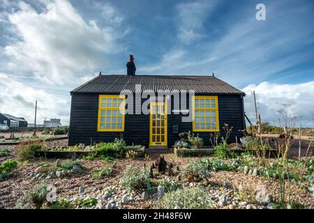 Dungeness, 30 ottobre 2021: La casa defunto di Derek Jarman, Prospect Cottage sulla spiaggia di ghiaia a Dungeness nel Kent Foto Stock