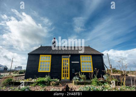 Dungeness, 30 ottobre 2021: La casa defunto di Derek Jarman, Prospect Cottage sulla spiaggia di ghiaia a Dungeness nel Kent Foto Stock