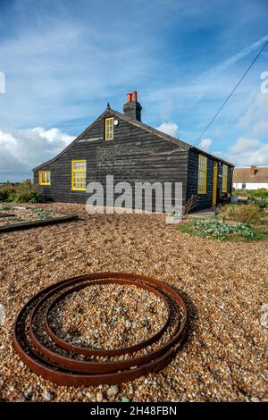 Dungeness, 30 ottobre 2021: La casa defunto di Derek Jarman, Prospect Cottage sulla spiaggia di ghiaia a Dungeness nel Kent Foto Stock