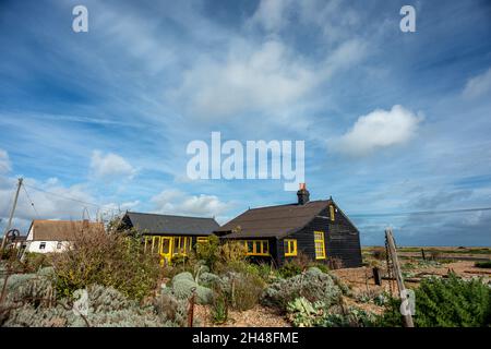 Dungeness, 30 ottobre 2021: La casa defunto di Derek Jarman, Prospect Cottage sulla spiaggia di ghiaia a Dungeness nel Kent Foto Stock