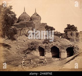 India: Una moschea in rovina vicino alla batteria della Casa di Cùstom. Fotografia di F. Beato, c.. 1858. Foto Stock