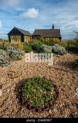 Dungeness, 30 ottobre 2021: La casa defunto di Derek Jarman, Prospect Cottage sulla spiaggia di ghiaia a Dungeness nel Kent Foto Stock