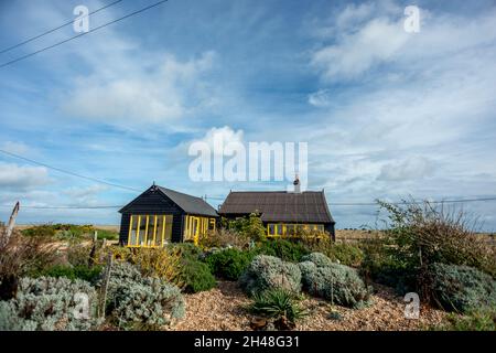 Dungeness, 30 ottobre 2021: La casa defunto di Derek Jarman, Prospect Cottage sulla spiaggia di ghiaia a Dungeness nel Kent Foto Stock