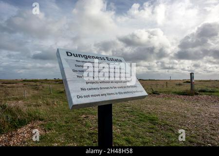 Dungeness, 30 ottobre 2021: Segnali di avvertimento sulla spiaggia di ghiaia a Dungeness in Kent Foto Stock