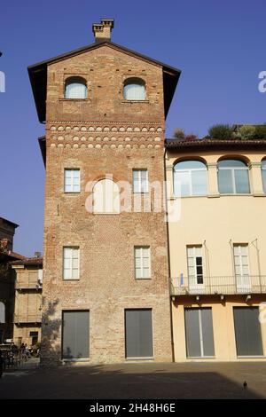 Edificio Madieval di Piazza Elvio Pertinace nel centro storico di Alba, Regione Piemonte, Italia settentrionale. Foto Stock