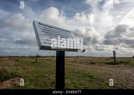 Dungeness, 30 ottobre 2021: Segnali di avvertimento sulla spiaggia di ghiaia a Dungeness in Kent Foto Stock