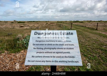 Dungeness, 30 ottobre 2021: Segnali di avvertimento sulla spiaggia di ghiaia a Dungeness in Kent Foto Stock