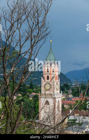 Veduta di Merano in Alto Adige con la chiesa parrocchiale di San Nicola dei secoli XIV e XV - Italia. Foto Stock