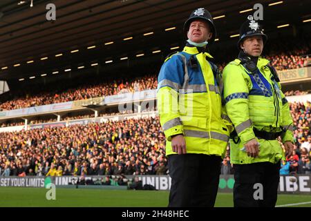 I funzionari della polizia osservano la folla durante la partita - Norwich City contro Leeds United, Premier League, Carrow Road, Norwich, UK - 31 ottobre 2021 solo per uso editoriale - si applicano le restrizioni DataCo Foto Stock