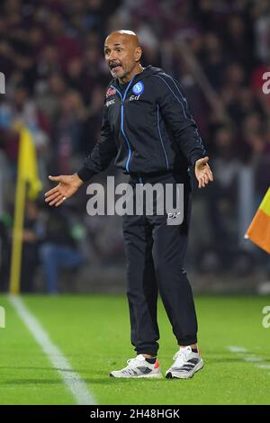 Luciano Spalletti manager di Napoli SSC gesticola durante la serie Una partita tra Salernitana e Napoli allo Stadio Arechi di Salerno, Italia, nell'ottobre Foto Stock