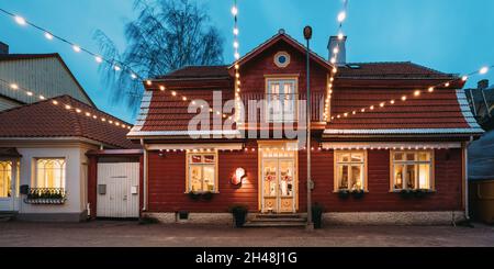 Parnu, Estonia. Vista notturna di Old Wooden House. Casa a Puhavai Foto Stock