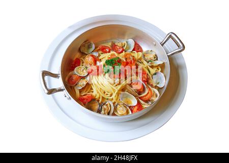 Primo piano degli spaghetti vongole italiani. Isolato su bianco con tracciato di ritaglio Foto Stock