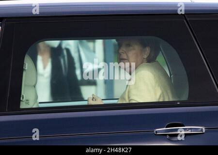 Glasgow, Scozia, Regno Unito. 1 novembre 2021. NELLA FOTO: La cancelliera tedesca Angela Merkel ha visto arrivare in Scozia scendere dal suo aereo privato del governo per partecipare alla Conferenza sul cambiamento climatico COP26 oggi. Credit: Colin Fisher/Alamy Live News Foto Stock