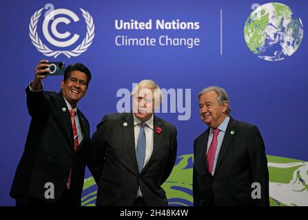 Il primo ministro britannico Boris Johnson (centro) e il segretario generale delle Nazioni Unite Antonio Guterres (destra) propongono un selfie con il presidente di Palau Surangel Whipps Jr. Al vertice del Cop26 presso lo Scottish Event Campus (SEC) di Glasgow. Data foto: Lunedì 1 novembre 2021. Foto Stock