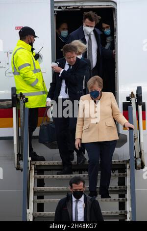 Glasgow, Scozia, Regno Unito. 1 novembre 2021. NELLA FOTO: La cancelliera tedesca Angela Merkel ha visto arrivare in Scozia scendere dal suo aereo privato del governo per partecipare alla Conferenza sul cambiamento climatico COP26 oggi. Credit: Colin Fisher/Alamy Live News Foto Stock