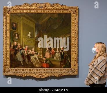 Tate Britain, Londra, Regno Unito. 1° novembre 2021. Hogarth & Europe (3 Nov 21-20 Mar 22). Questa importante mostra presenta William Hogarth (1697-1764), uno dei pittori più famosi della Gran Bretagna, in una nuova luce. Hogarth & Europe mostra il suo lavoro insieme ad artisti di tutto il continente, confrontando come Hogarth ha raffigurato Londra con altri artisti raffiguranti città europee come Amsterdam, Venezia e Parigi. Immagine: William Hogarth, un'esecuzione di 'l'imperatore indiano o la conquista del Messico da parte degli spagnoli', c.1732-5. Collezione privata. Credit: Malcolm Park/Alamy Live News.